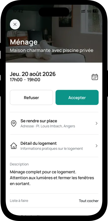 Écran d’une mission de ménage dans l’application Loftely : le logement, la date et les horaires, les boutons Refuser et Accepter, puis l’adresse et la liste à faire.