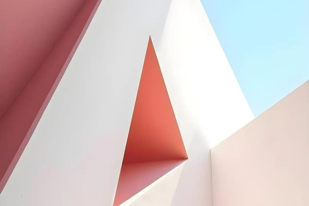 Des formes triangulaires rouges et blanches qui se croisent
