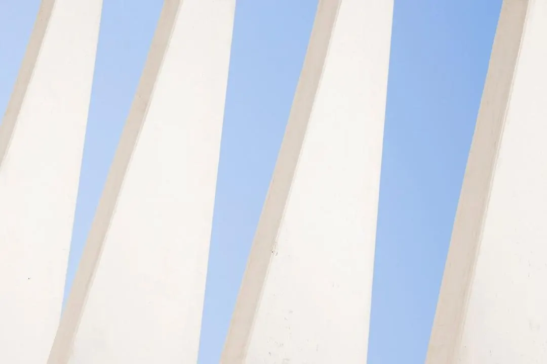 Des bandes bleues et blanches en diagonale