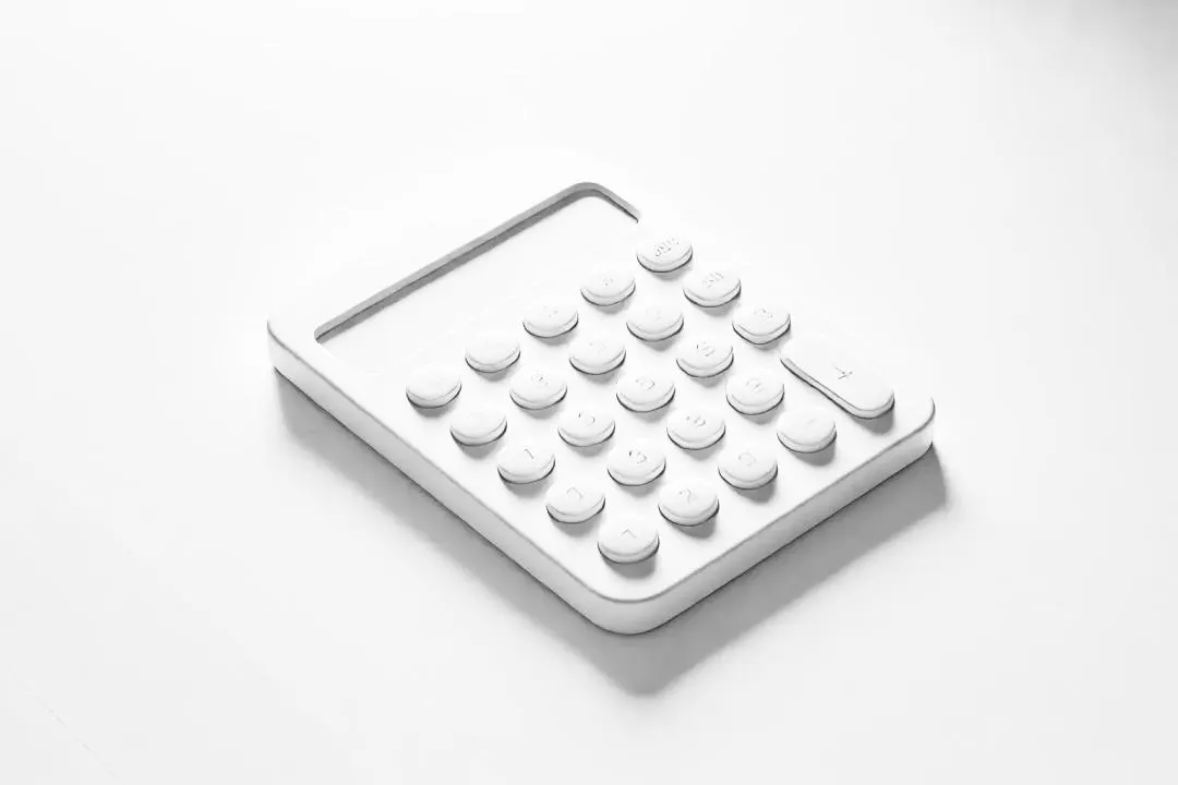 Une calculatrice blanche posée à plat