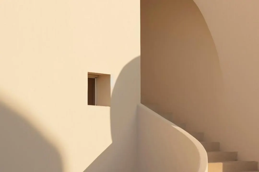 Un mur percé d’une petite ouverture, dans une lumière chaude