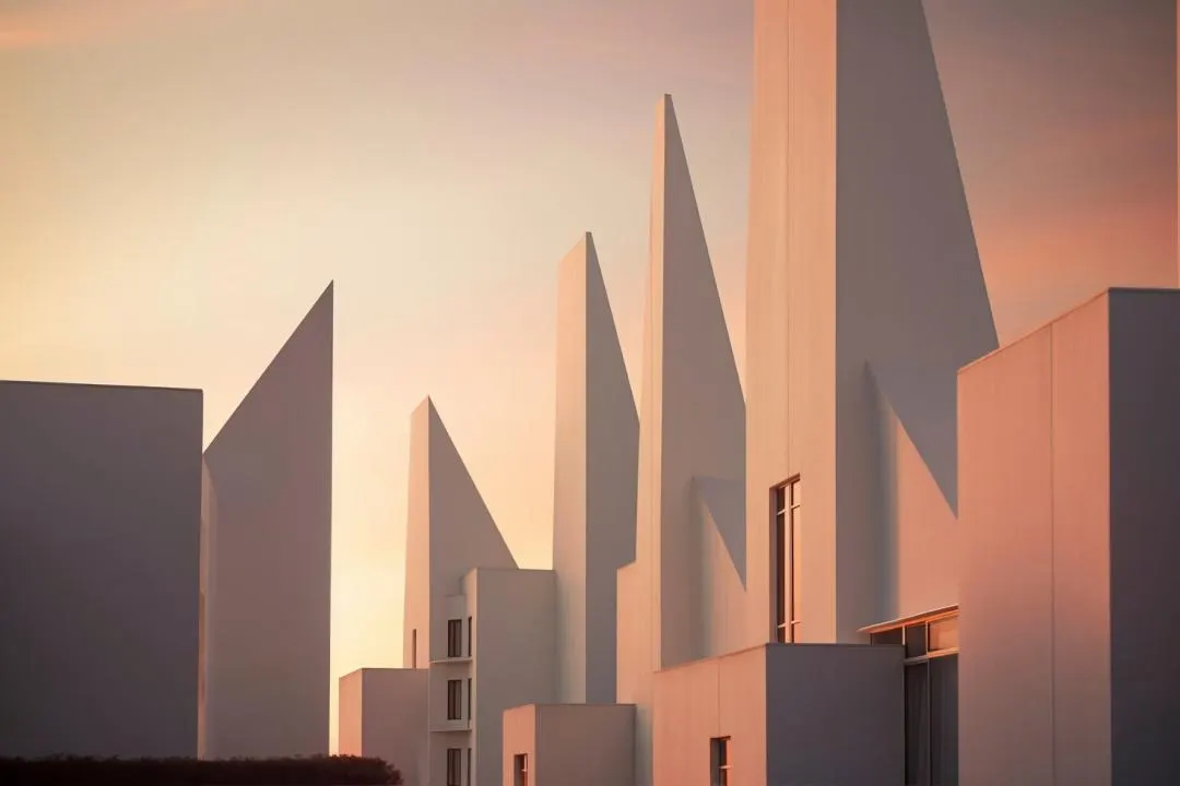 Des volumes anguleux blancs au coucher du soleil